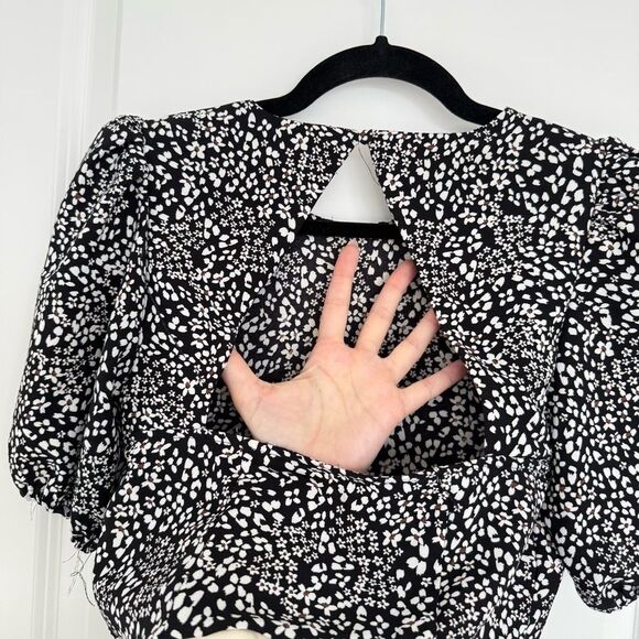 DYNAMITE | Puffed sleeve open back floral blouse - Picture 5 of 9